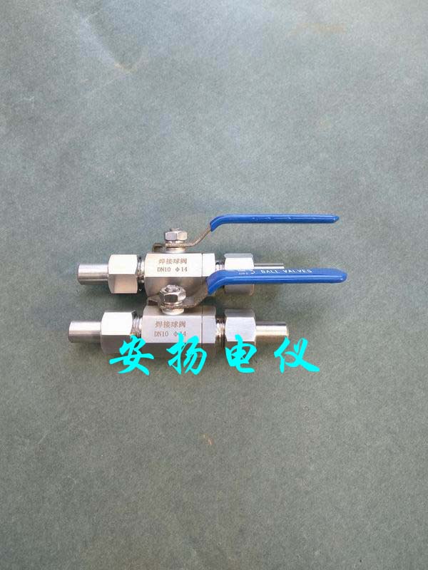 �������y