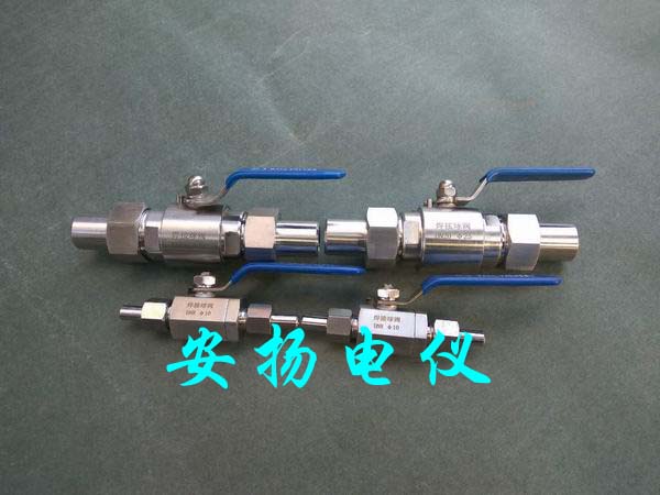 �������y