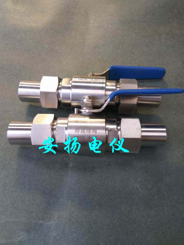 �������y