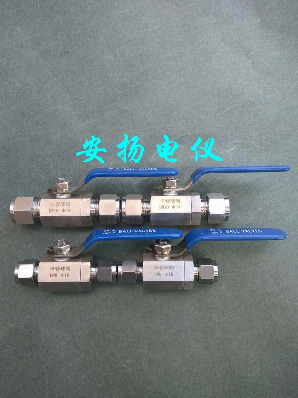 �������y