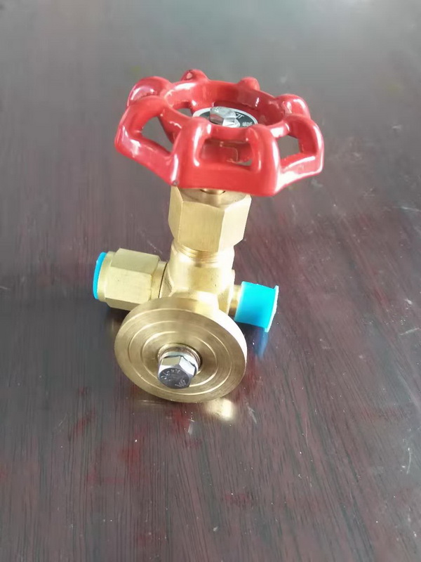 �~�����������y